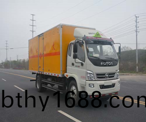 福田(tian)奧鈴6.2米(mi)易燃液體廂式運(yun)輸車