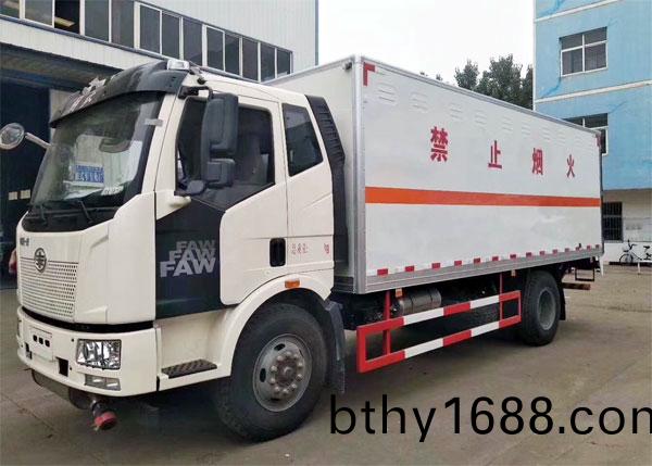 解(jie)放J6牌10噸民用爆破器材運輸車