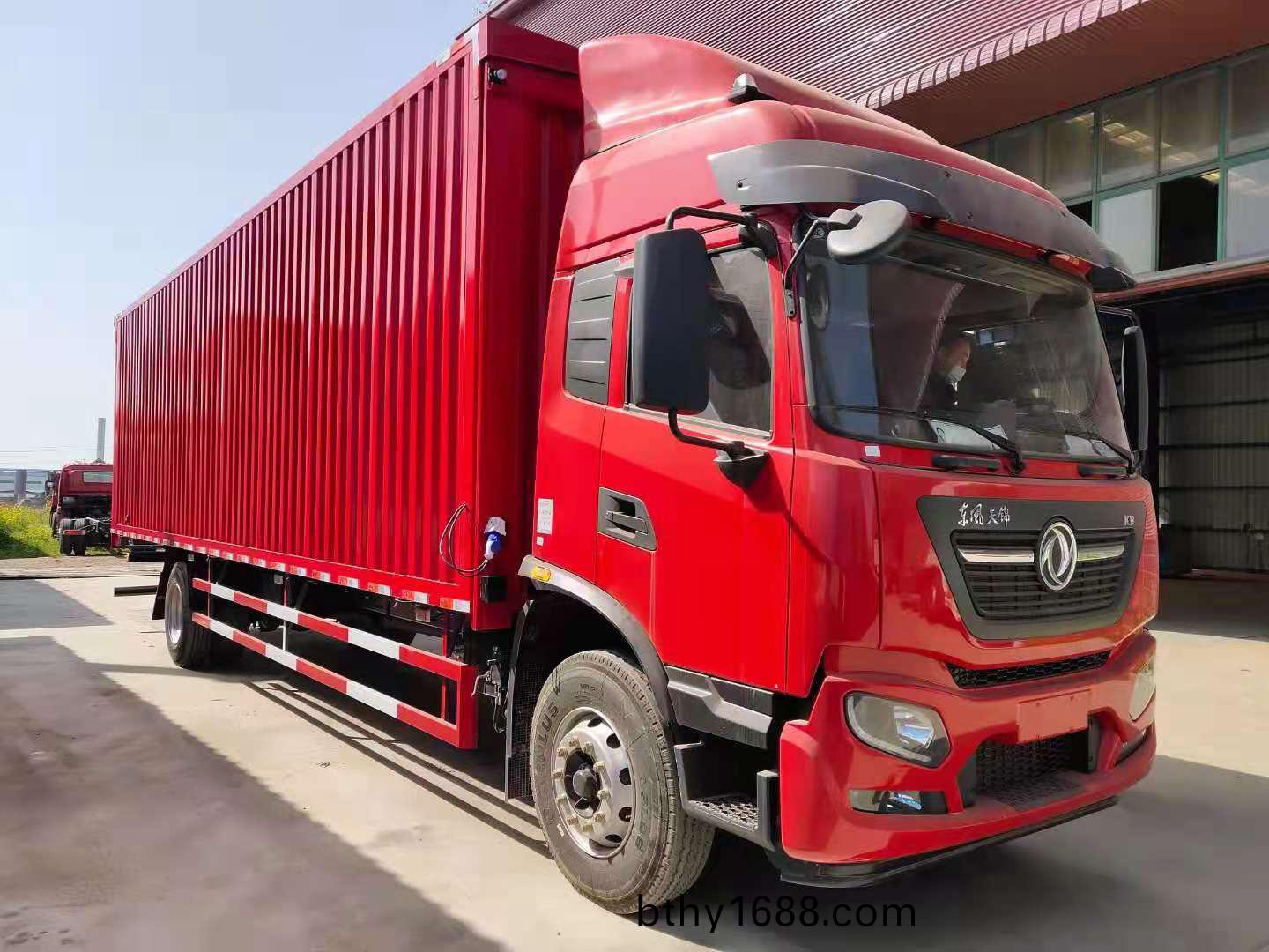 東風(feng)牌(pai)2軸9.85米翼開啟(qi)廂式車